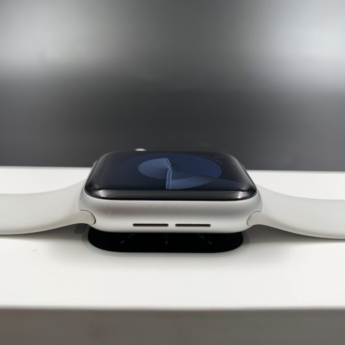 Apple Watch Series 6 (40mm,GPS & Cellular) Aluminum Case – Silver - Image 2