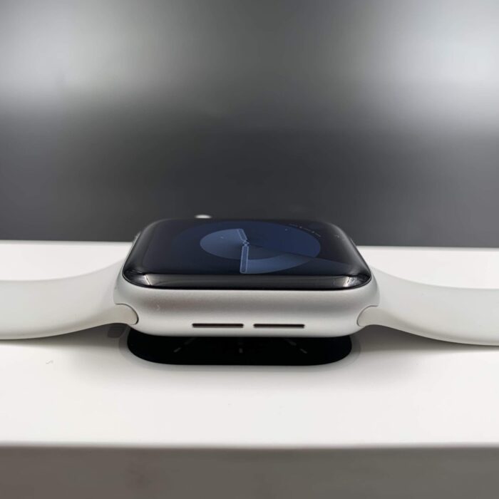 Apple Watch Series 6 (40mm,GPS & Cellular) Aluminum Case – Silver - Image 2