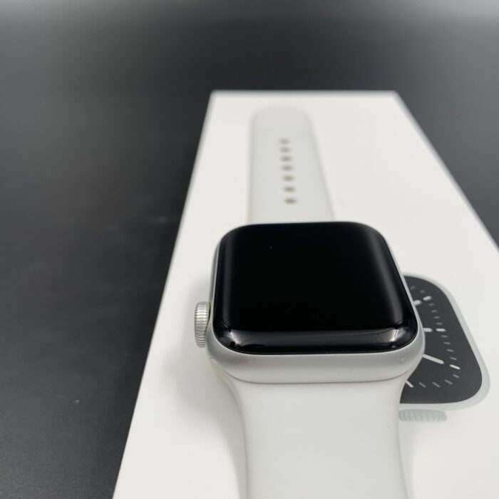 Apple Watch Series 6 (40mm,GPS & Cellular) Aluminum Case – Silver - Image 4