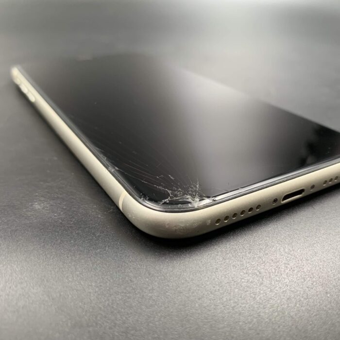 iPhone 11 128GB White(Cracked Screen) - Image 7