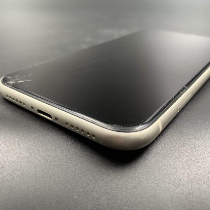 iPhone 11 128GB White(Cracked Screen) - Image 6