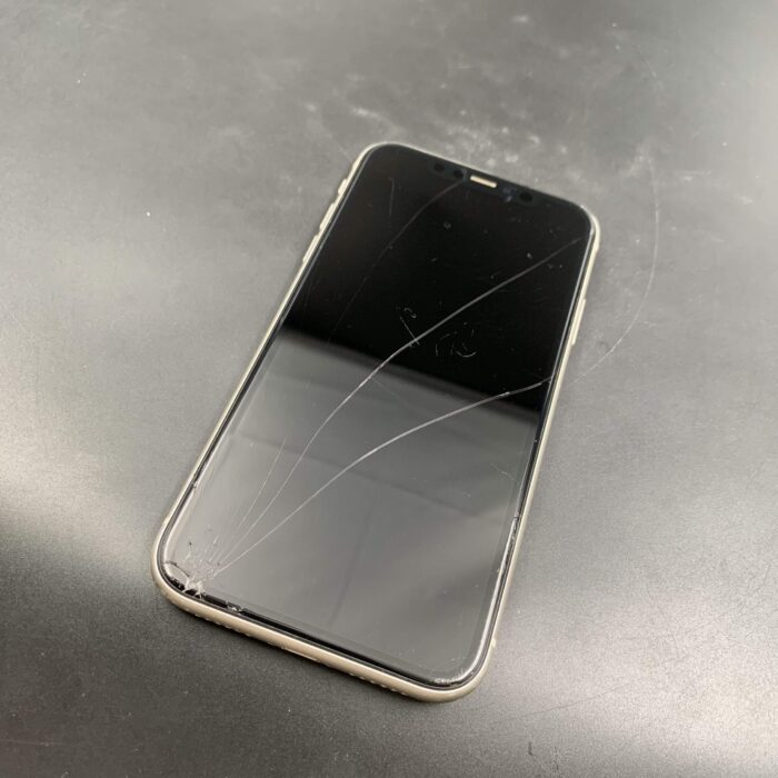iPhone 11 128GB White(Cracked Screen) - Image 4