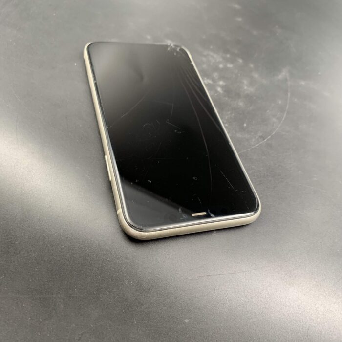 iPhone 11 128GB White(Cracked Screen) - Image 5