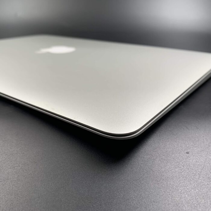 Macbook Air 13" 2017 128GB Silver - Image 3