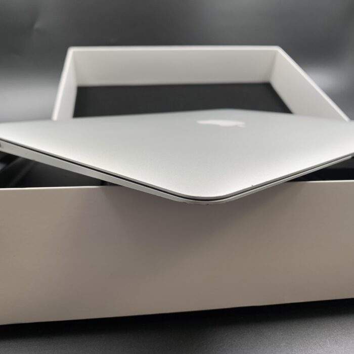 Macbook Air 13" 2017 128GB Silver - Image 2