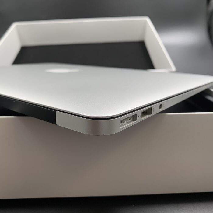 Macbook Air 13" 2017 128GB Silver - Image 5