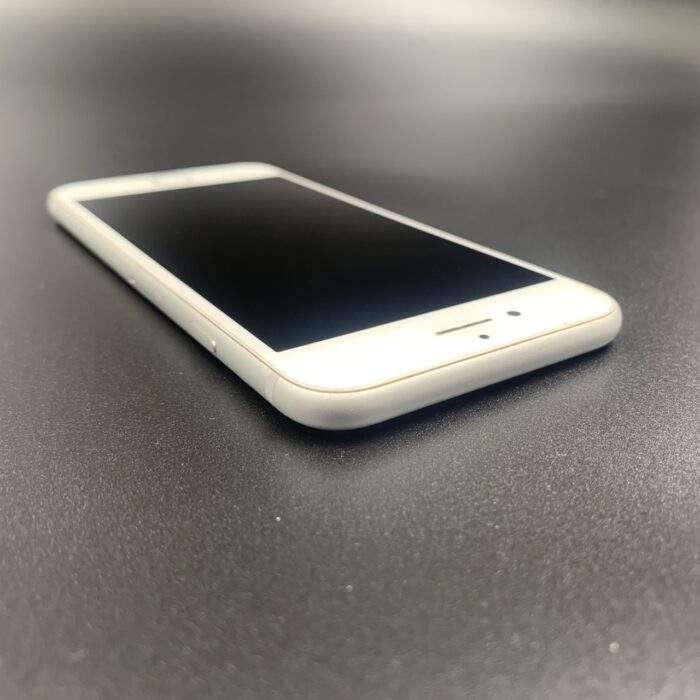 iPhone 8 64GB Silver (Cracked Screen) - Image 2