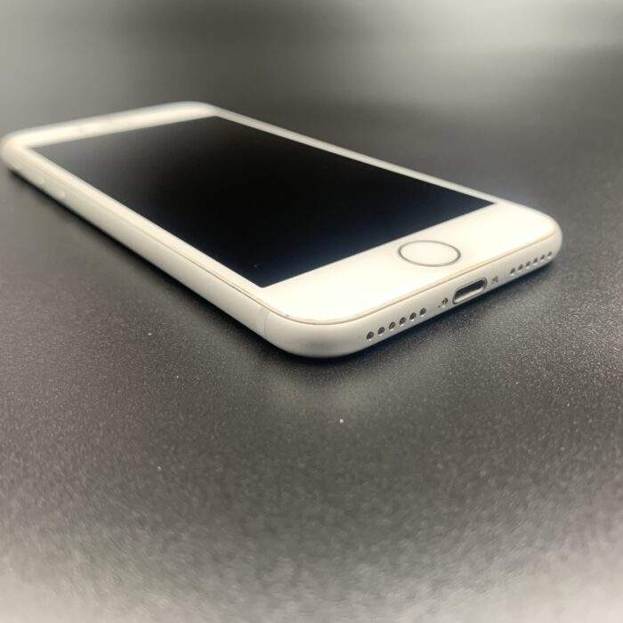 iPhone 8 64GB Silver (Cracked Screen) - Image 4