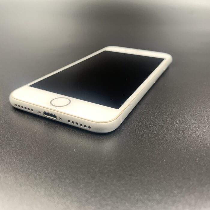 iPhone 8 64GB Silver (Cracked Screen) - Image 5
