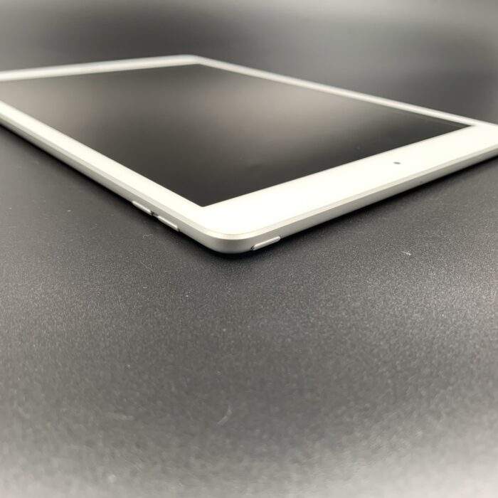 iPad 8th Gen 32GB Silver Wifi - Image 2