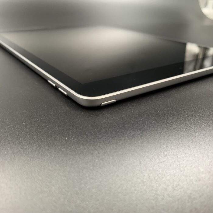 iPad 6th Gen 32GB Space Grey Wifi - Image 2