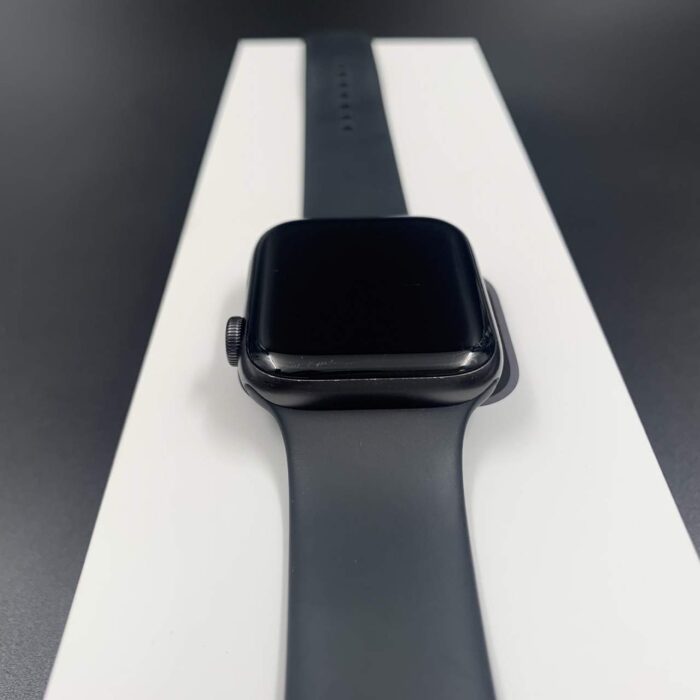 Apple Watch SE 44MM Space Grey - Image 3