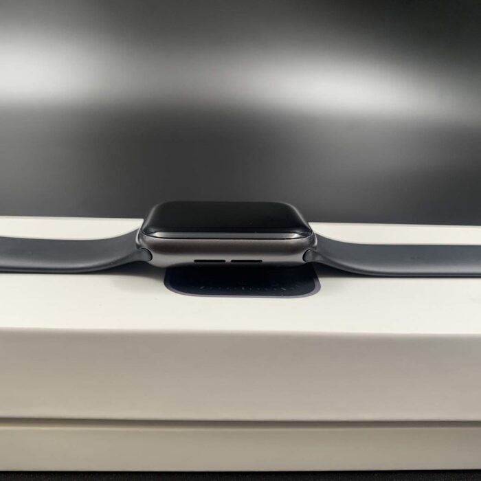 Apple Watch SE 44MM Space Grey - Image 4
