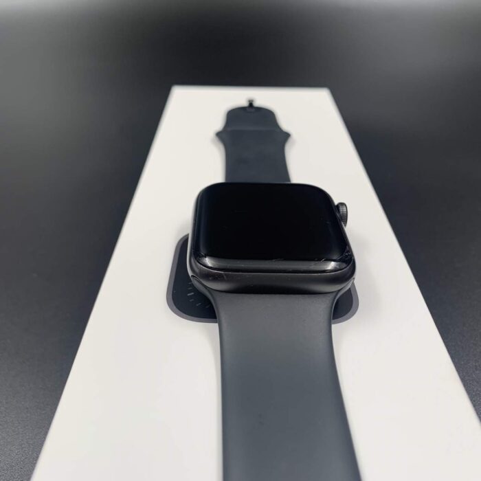 Apple Watch SE 44MM Space Grey - Image 5
