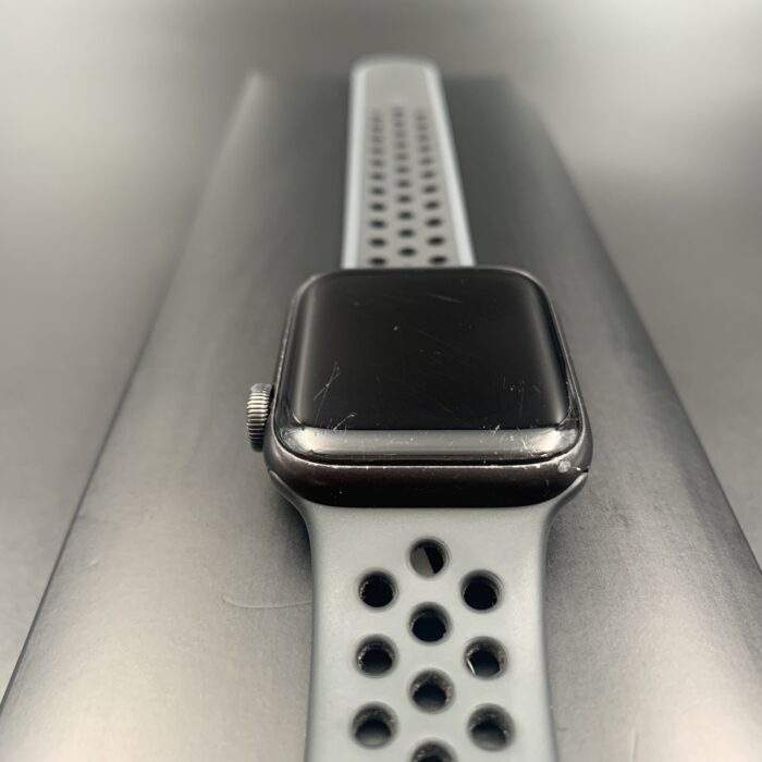 Apple Watch SE (Gen 1) 40MM Space Grey - Image 3