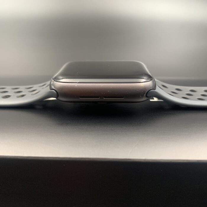 Apple Watch SE (Gen 1) 40MM Space Grey - Image 4