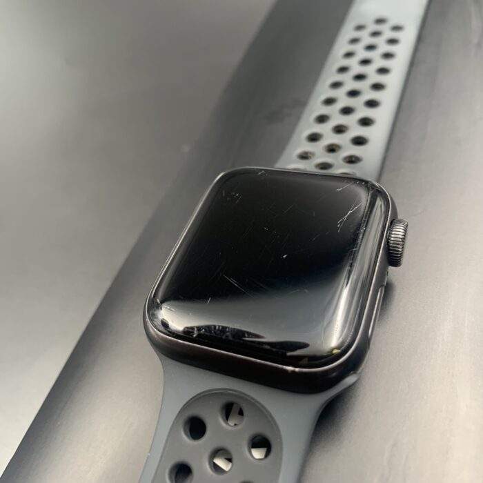 Apple Watch SE (Gen 1) 40MM Space Grey - Image 6