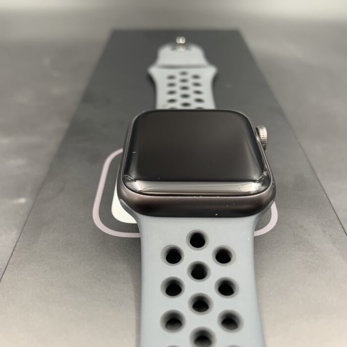 Apple Watch SE Nike Edition 40MM Space Grey - Image 5