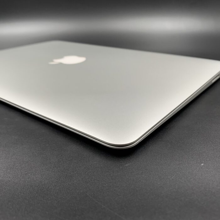 Macbook Air 13" 2017 128GB Silver - Image 3