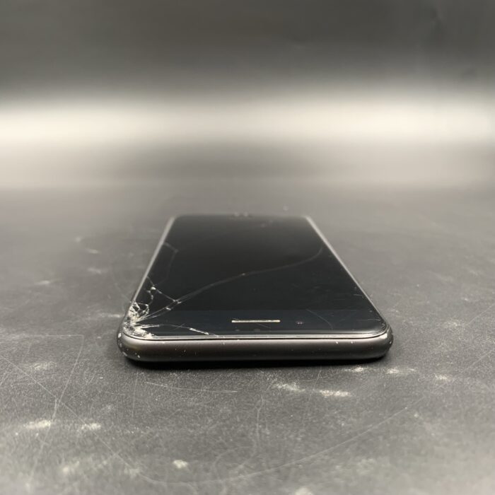 iPhone 7 32GB Black (Cracked Screen) - Image 3