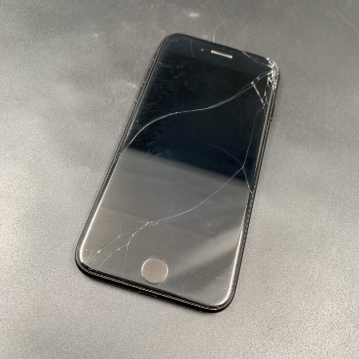 iPhone 7 32GB Black (Cracked Screen) - Image 8