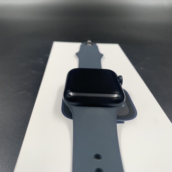 Apple Watch SE (Gen 2) 40MM Midnight - Image 5