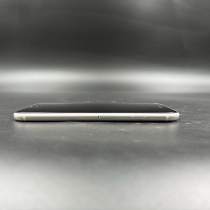 iPhone SE (2020) 128GB White (Chipped screen) - Image 2