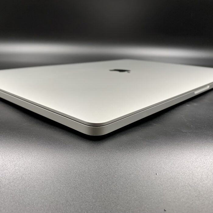 Macbook Pro 16" 2019 | 2,6GHz i7 | 16GB | 512GB | Touch Bar | Silver - Image 2