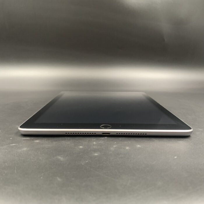 iPad 5th Gen 32GB Space Grey - Image 5