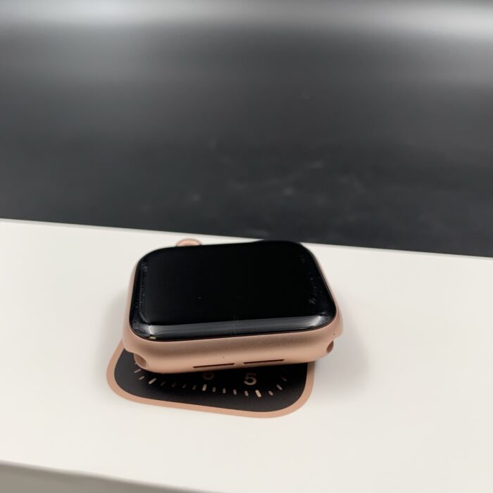 Apple Watch SE (Gen 1) 40MM Gold - Image 3