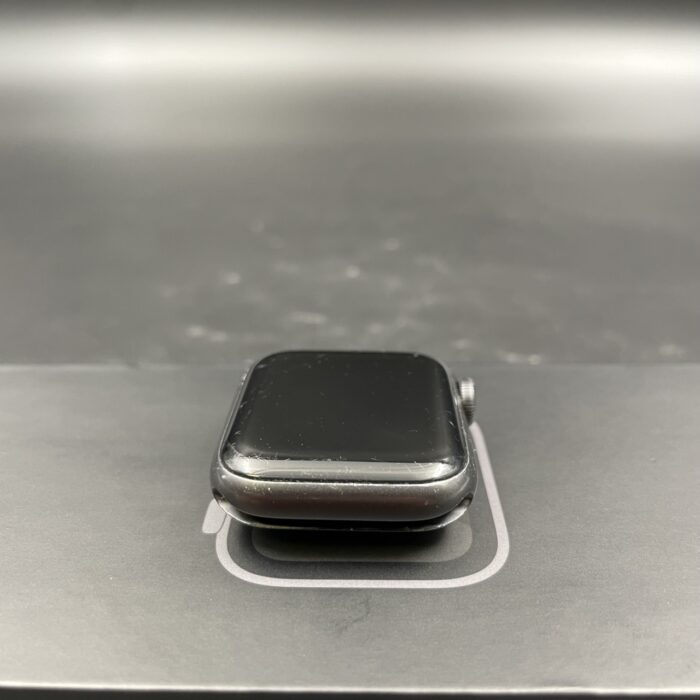 Apple Watch SE (Gen 1) 40MM Space Grey - Image 4