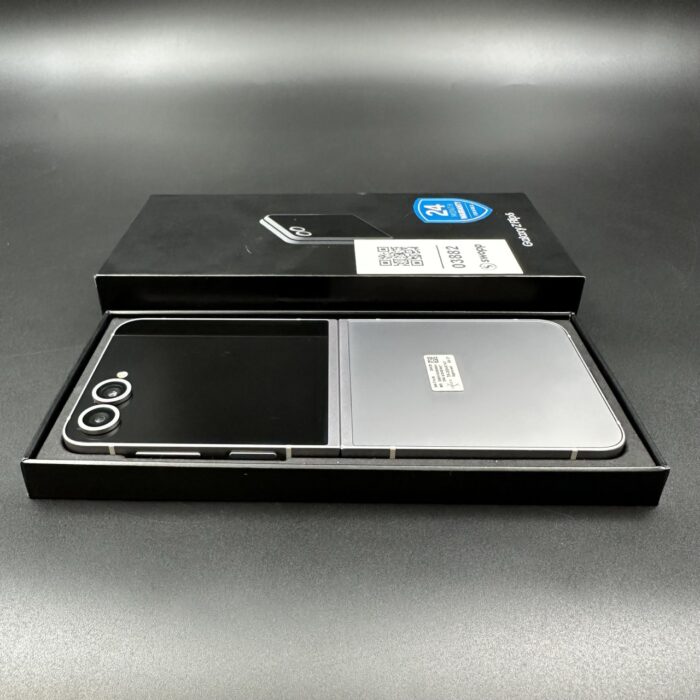Samsung Z Flip 6 256GB Silver Shadow - Image 2