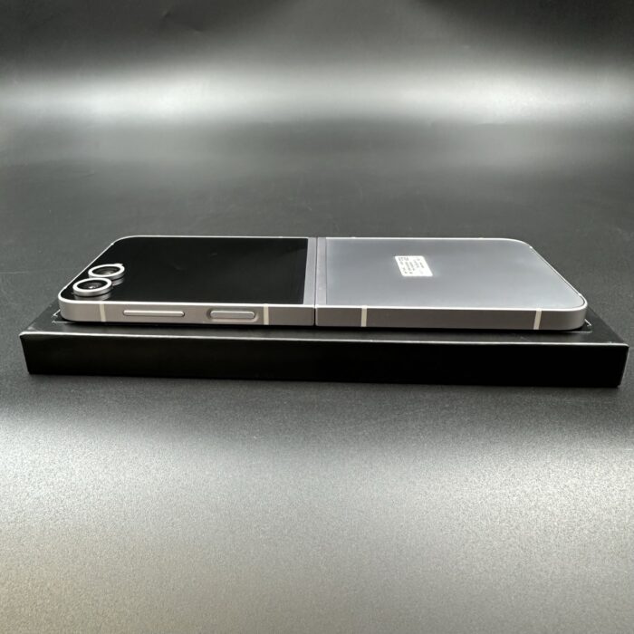 Samsung Z Flip 6 256GB Silver Shadow - Image 3