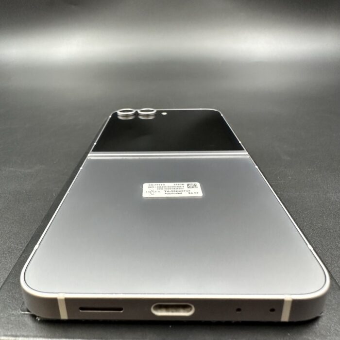 Samsung Z Flip 6 256GB Silver Shadow - Image 4
