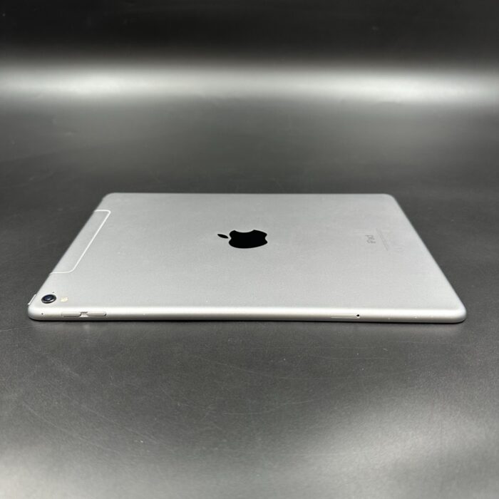 iPad Pro 9.7-inch 32GB (1st Gen) WiFi + Cellular Silver - Image 2
