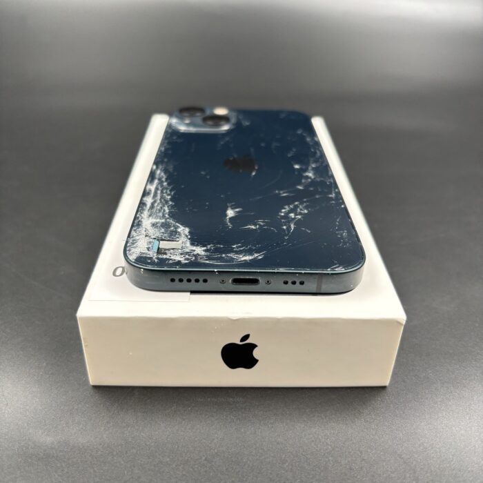 iPhone 13 128GB Midnight (Cracked Back) - Image 4
