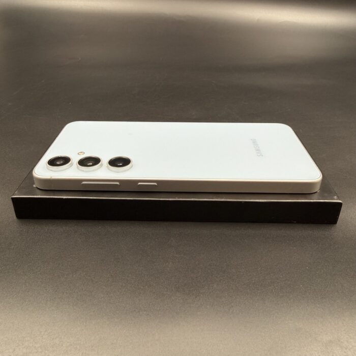 Samsung Galaxy S24 FE 256GB Blue - Image 3