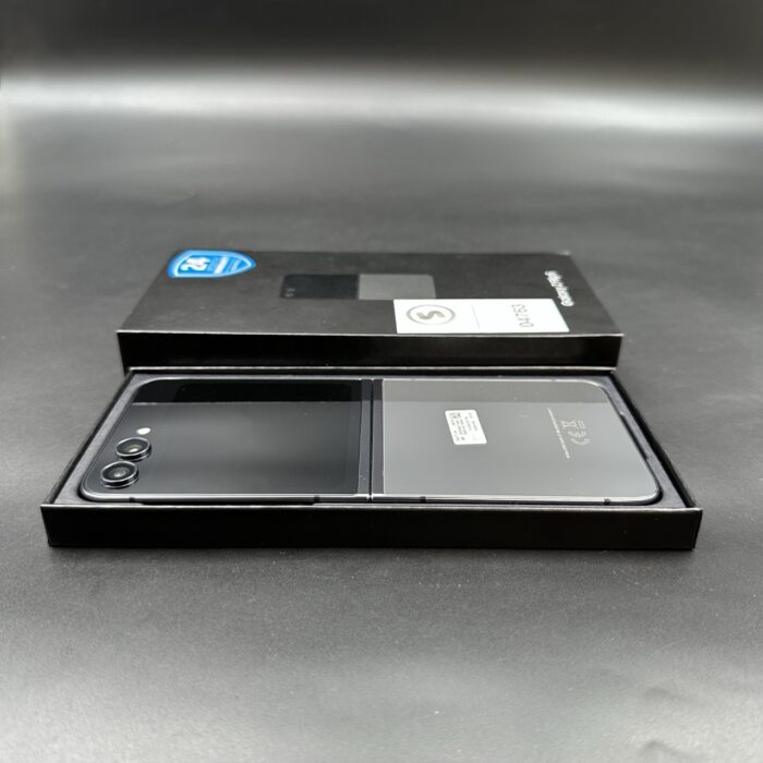 Samsung Z Flip 5 256GB Graphite - Image 2