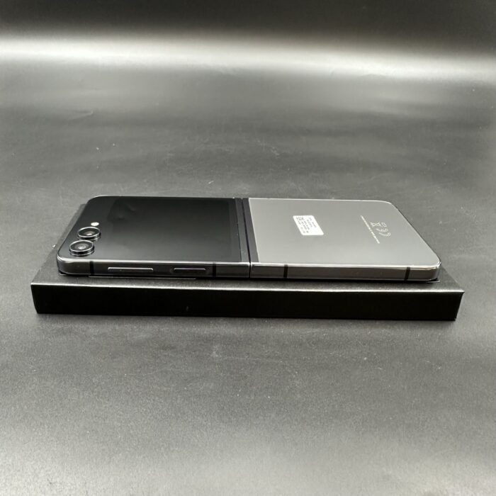 Samsung Z Flip 5 256GB Graphite - Image 3
