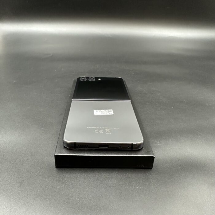 Samsung Z Flip 5 256GB Graphite - Image 4