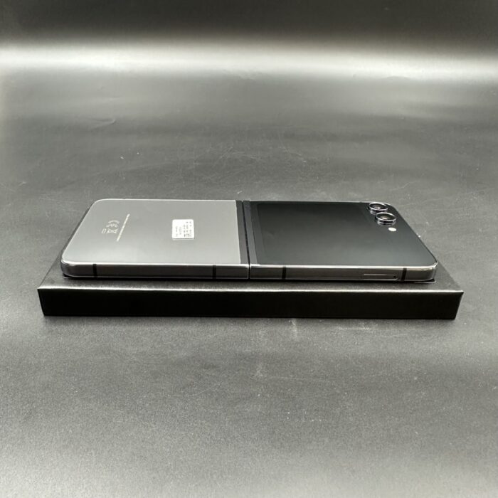 Samsung Z Flip 5 256GB Graphite - Image 5