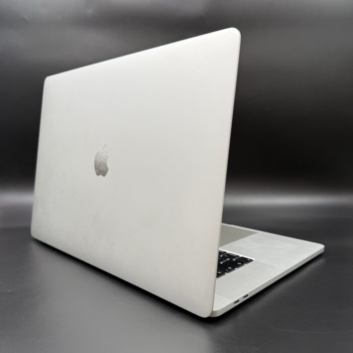 Macbook Pro 16" 2019 | 2,6GHz i7 | 16GB | 512GB Silver - Image 2