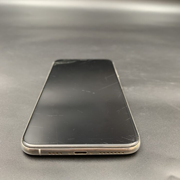 iPhone XS Max 256GB (Cracked Back And Screen) - Image 6