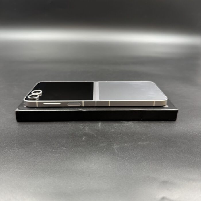 Samsung Galaxy Flip 6 256GB Silver Shadow - Image 3