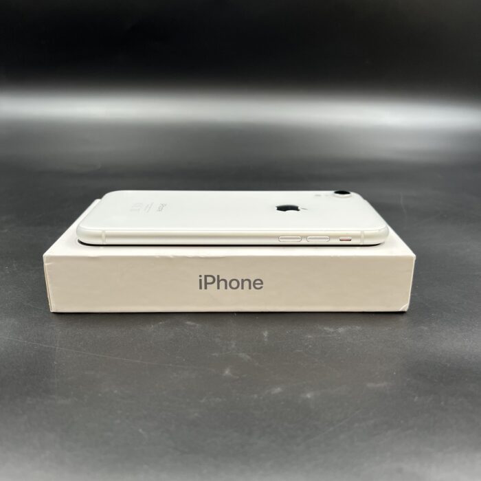 iPhone Xr 64GB White (Cracked Screen) - Image 5