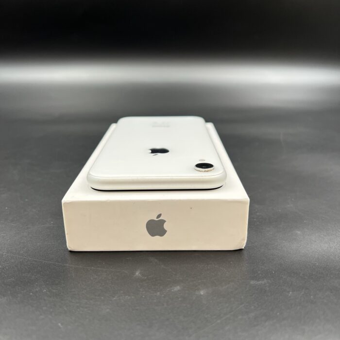 iPhone Xr 64GB White (Cracked Screen) - Image 6