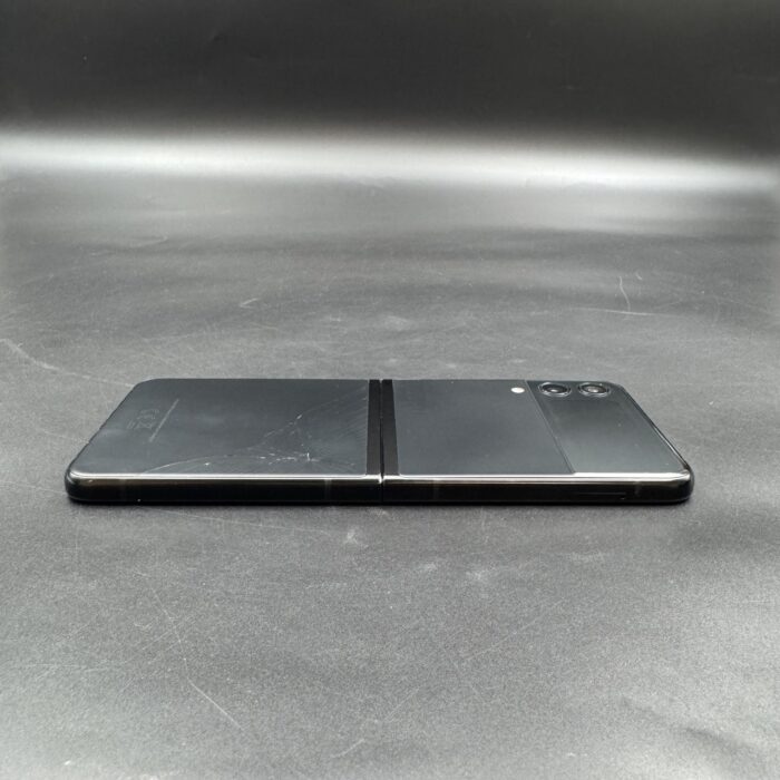 Samsung Galaxy Z Flip 3 256GB Black (Cracked Back) - Image 4